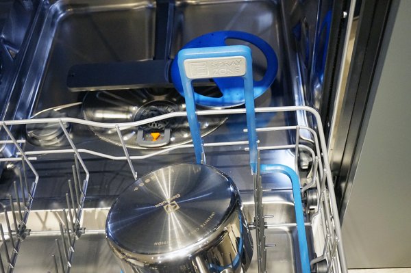 lave-vaisselle-avec-spray-zone-electrolux.jpg