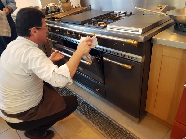 Préparation de chef dans un fourneau lacanche