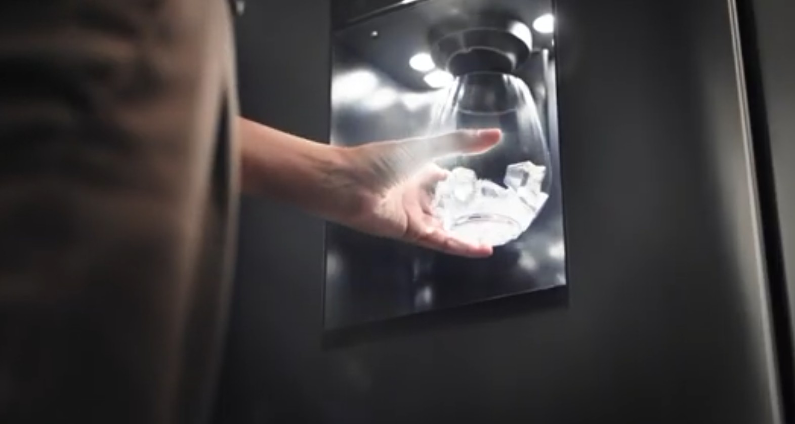 Distributeur en façade eau fraiche glace pilée et glaçons