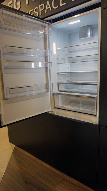 réfrigérateur encastrable de 75cm de largeur AEG