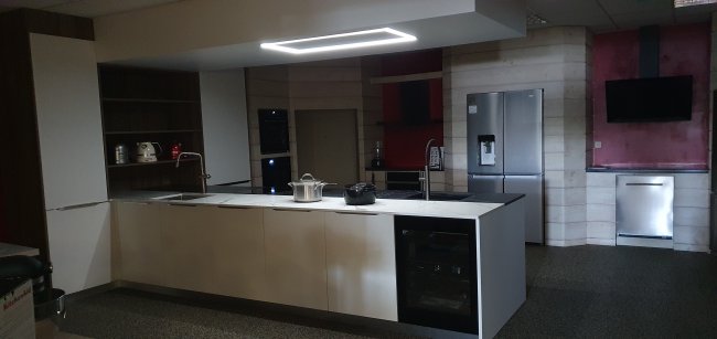 showroom JLM diffusion 2025 avec plafonnier Novy 120 cm
